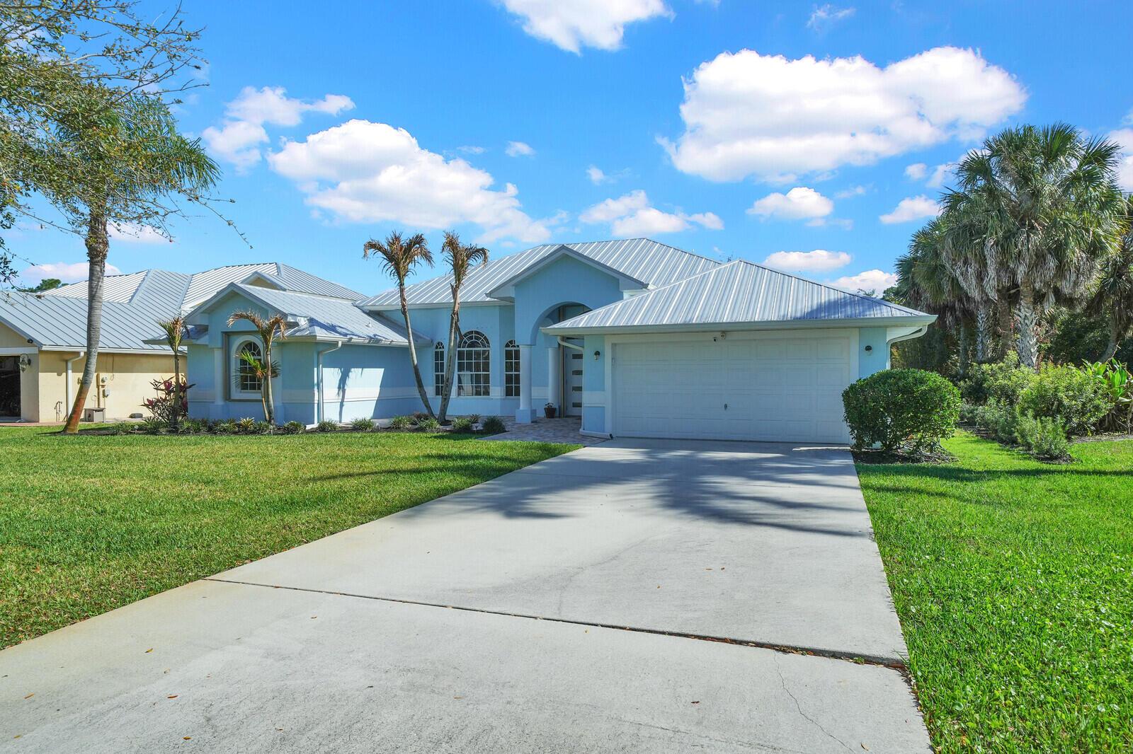 Image 2: Beautiful 4Bed/2.5Bath Large House sitting on 1/4