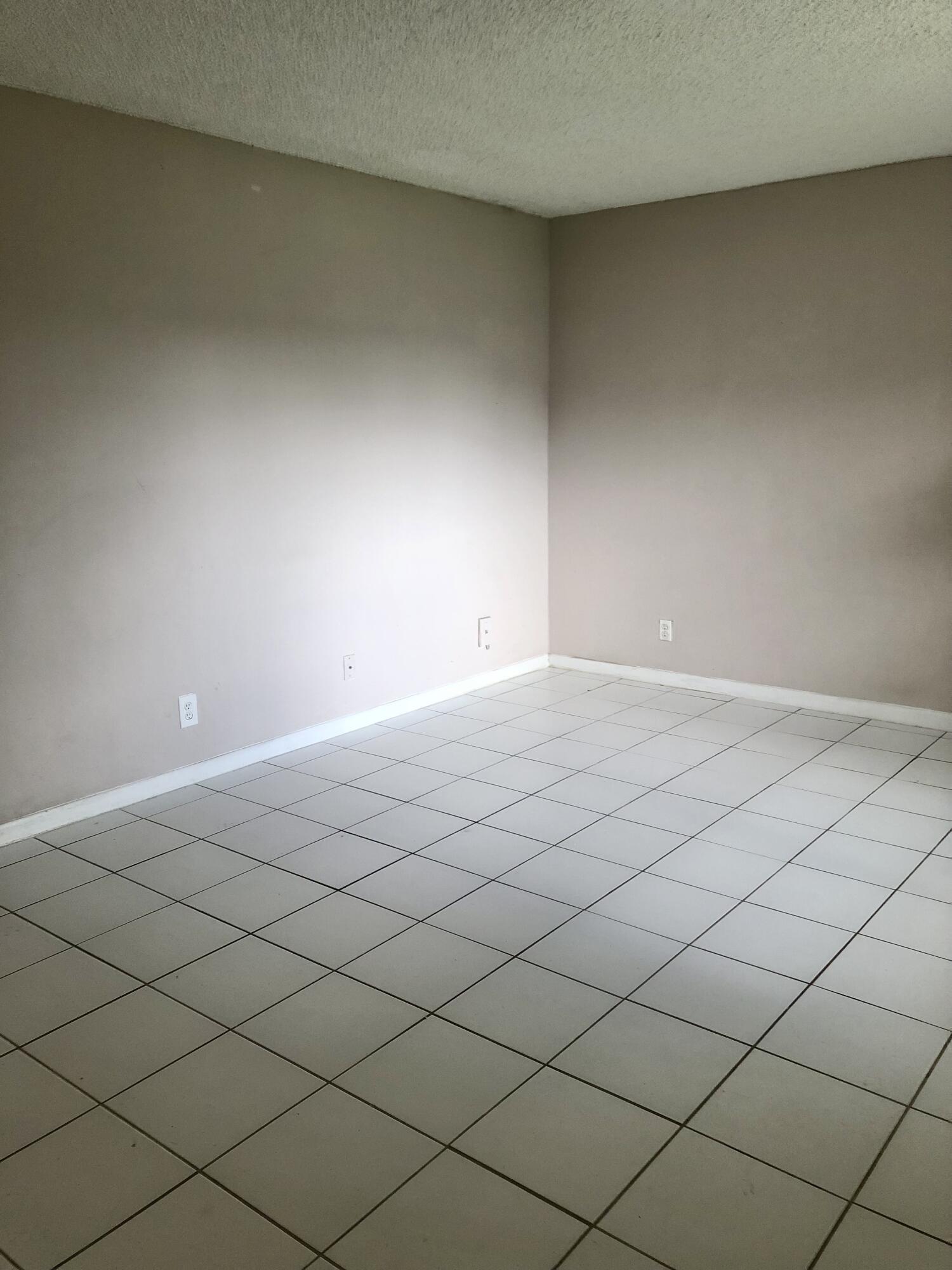 Image 4: Living Rm