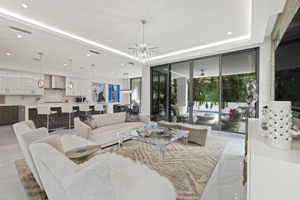 Image 4: Walls of Glass