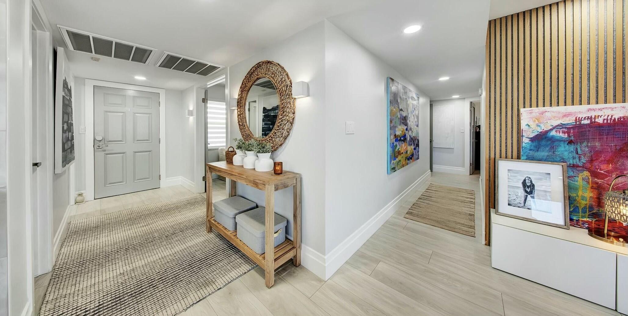 Image 3: Entry living