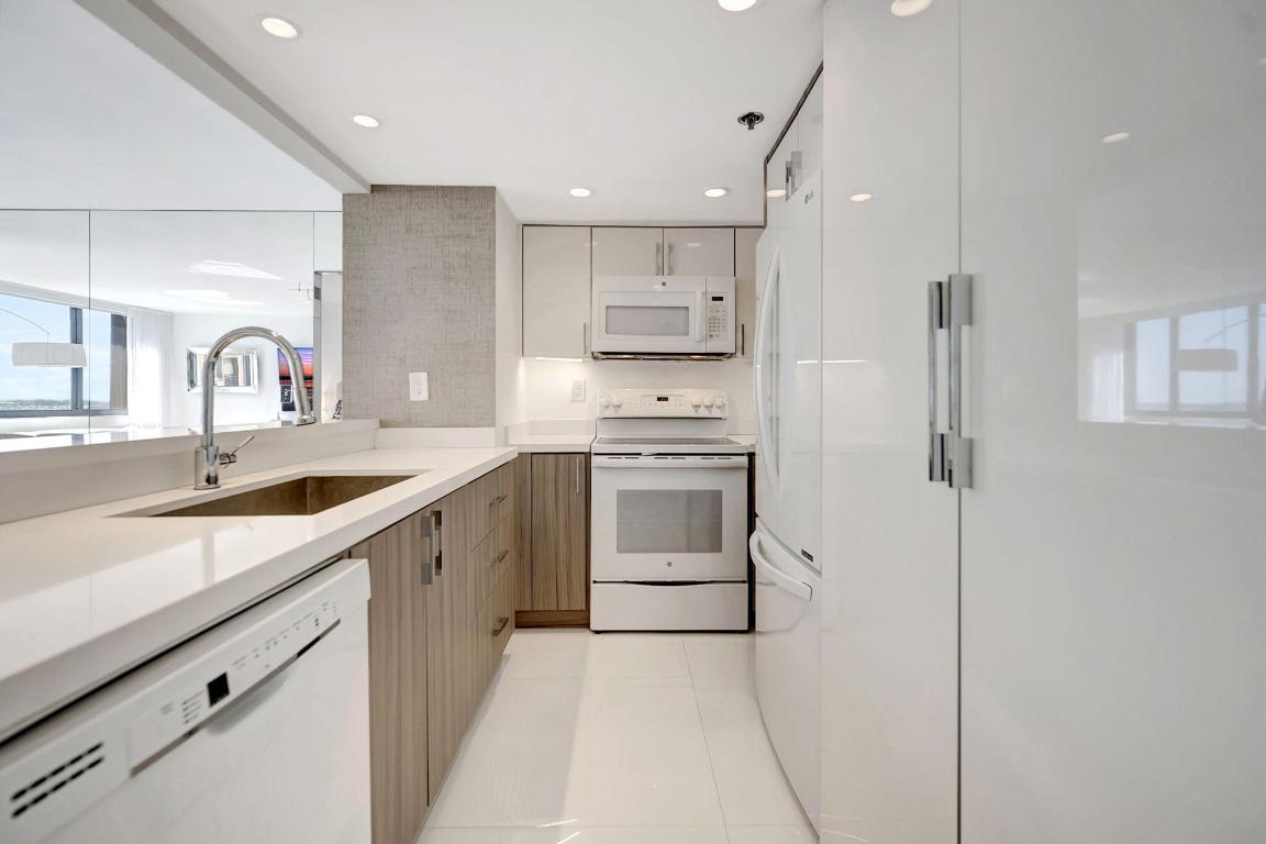Image 2: Kitchen