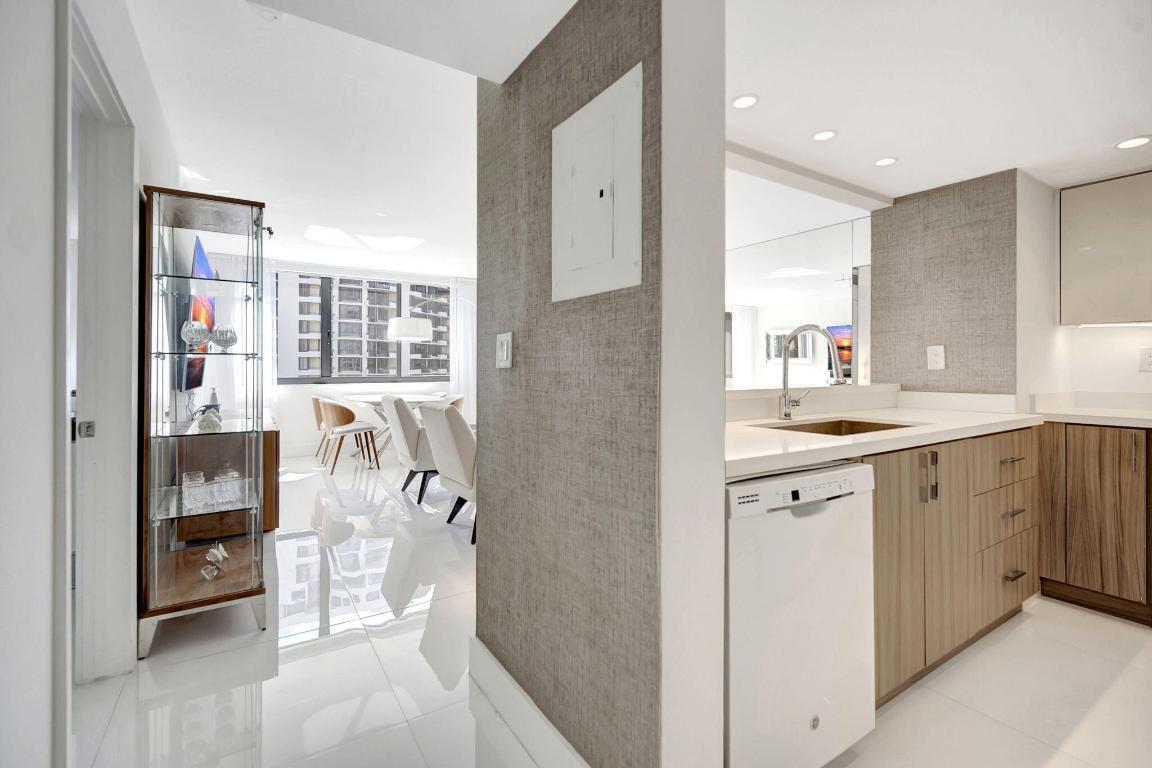 Image 4: Kitchen
