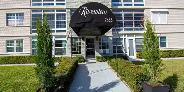 Image 3: COVERED BUILDING ENTRY TO LOBBY