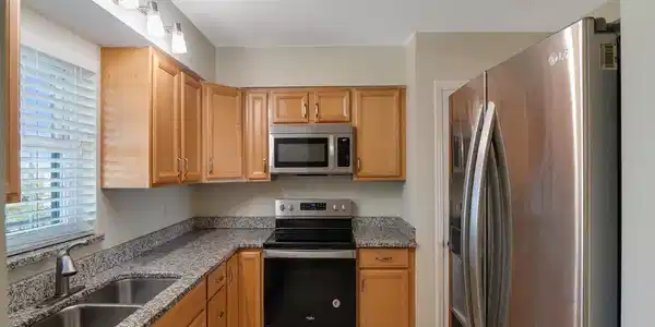 Image 4: UPDATED KITCHEN WITH GRANITE TOPS AND STAINLESS AP