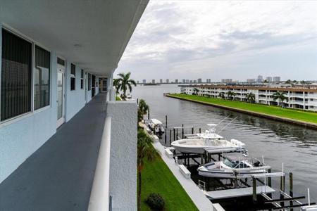 104 Paradise Harbour Boulevard