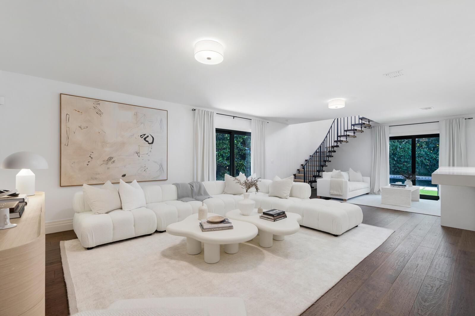 Image 3: Living Room