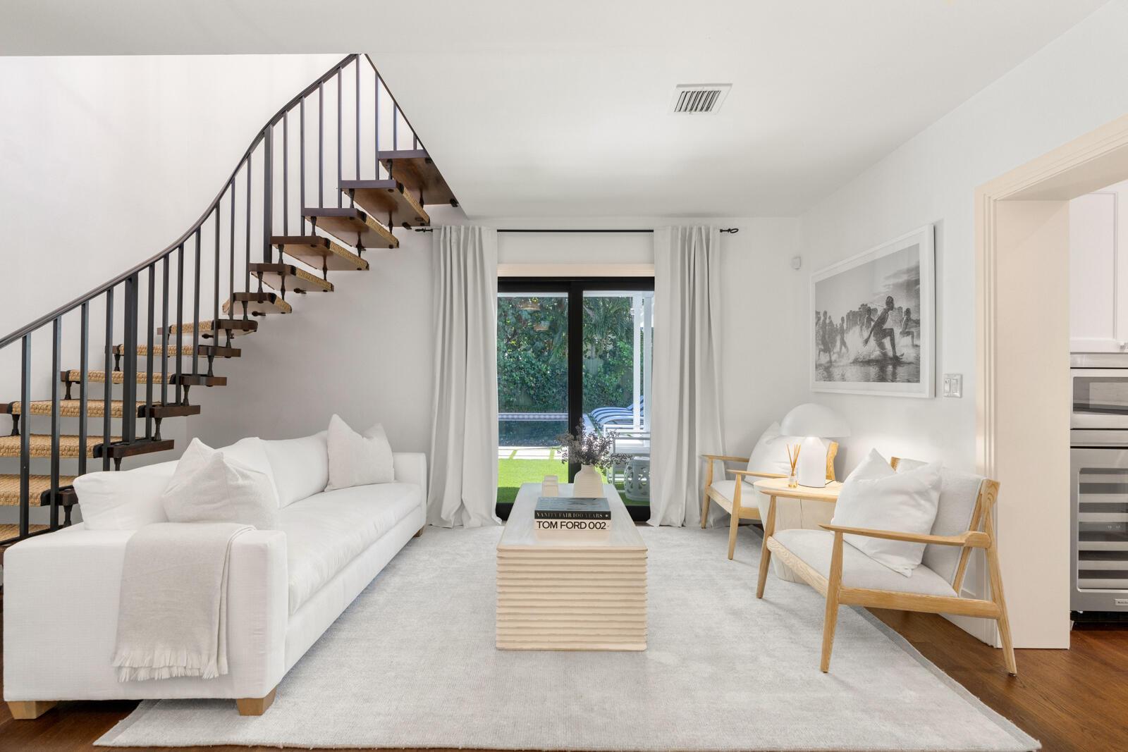 Image 4: Living Room