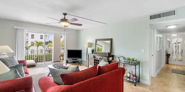 Image 4: living room