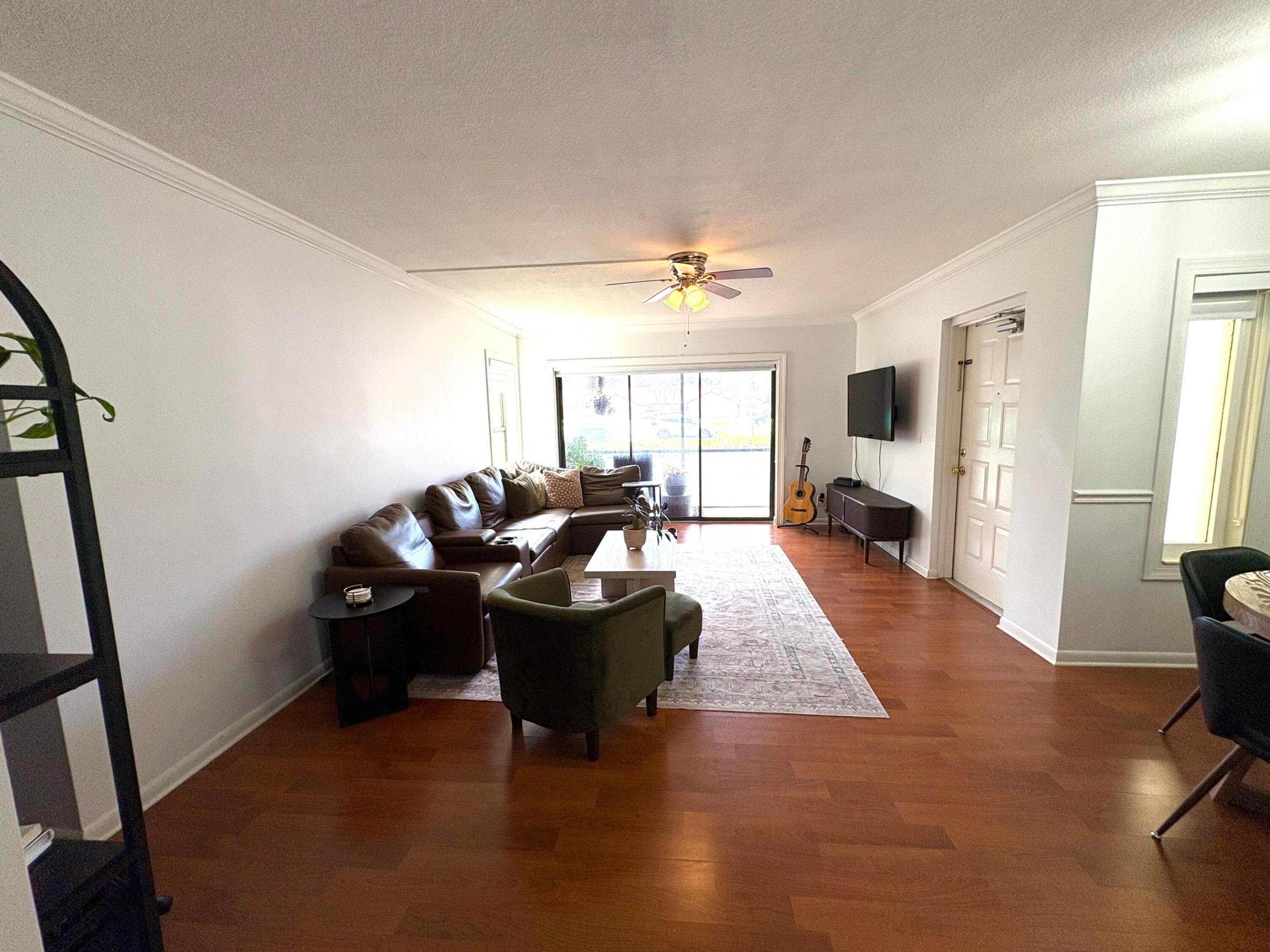 Image 3: Living Room