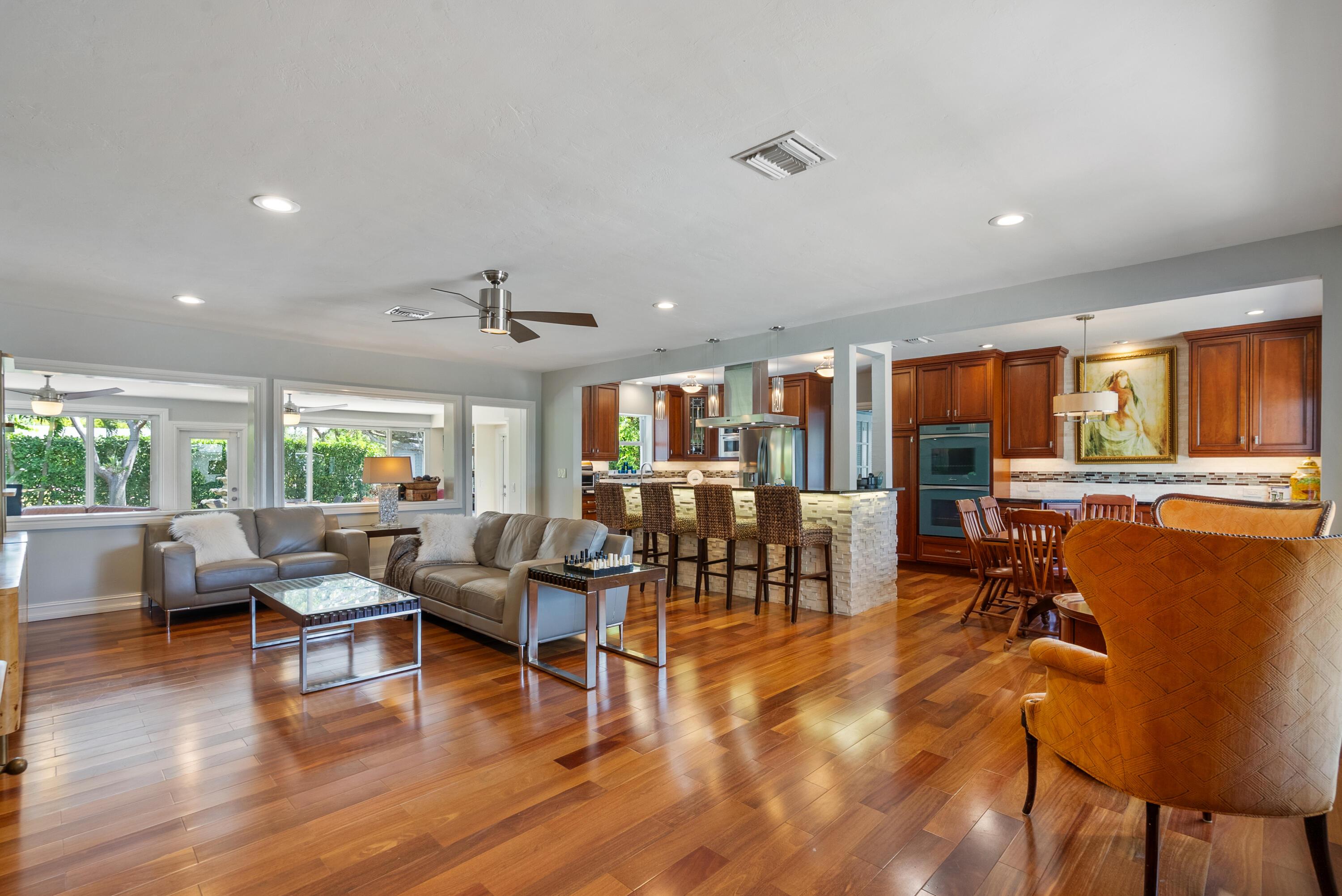 Image 4: living/kitchen