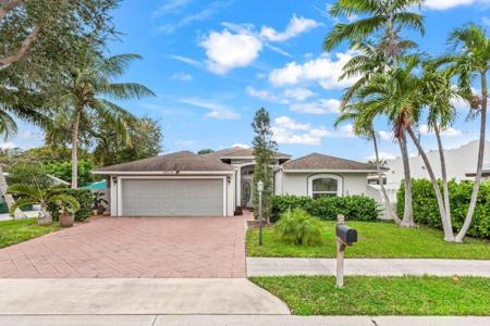 1501 N Palmway