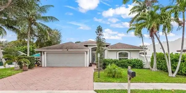 1501 N Palmway