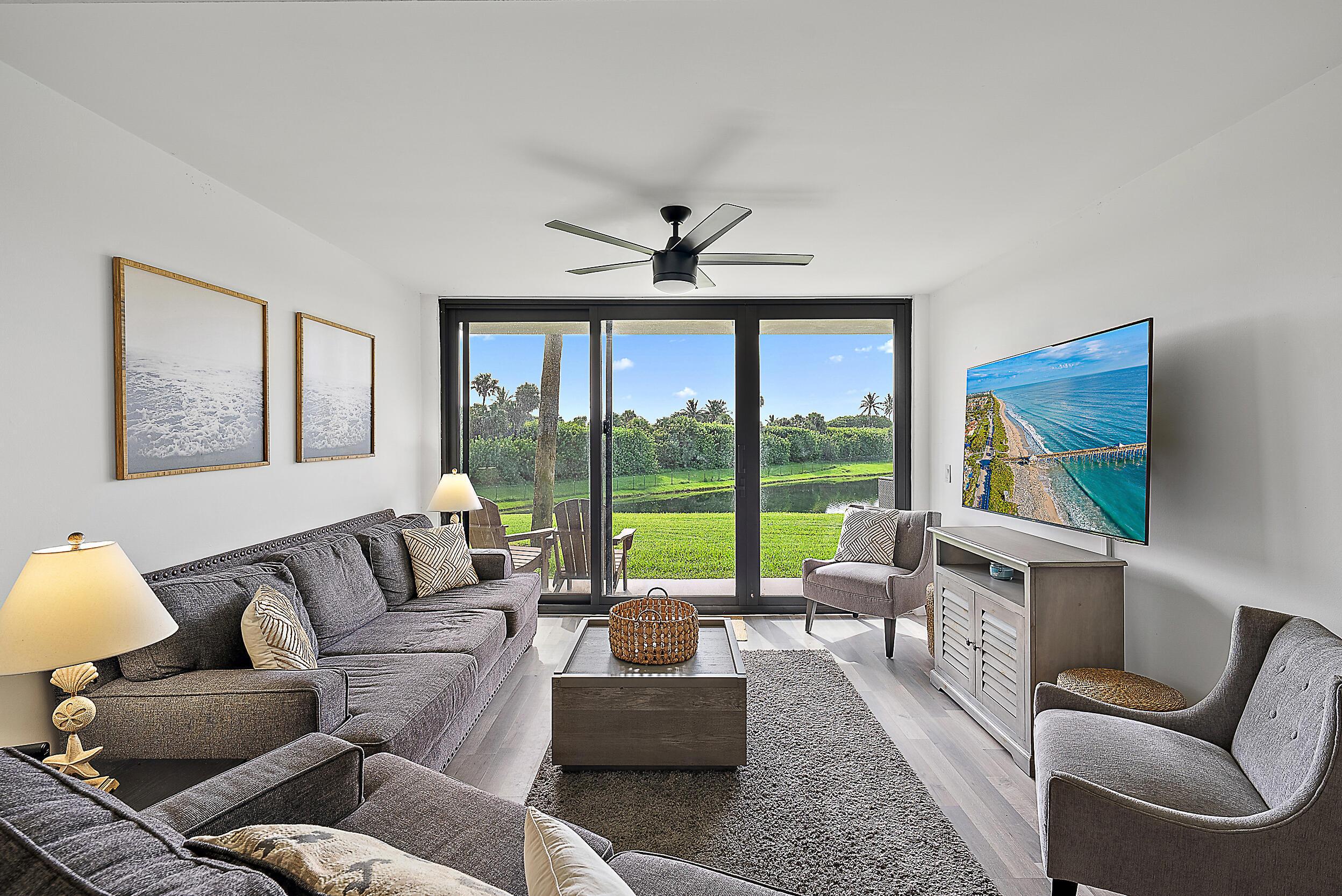 Image 4: Living Room
