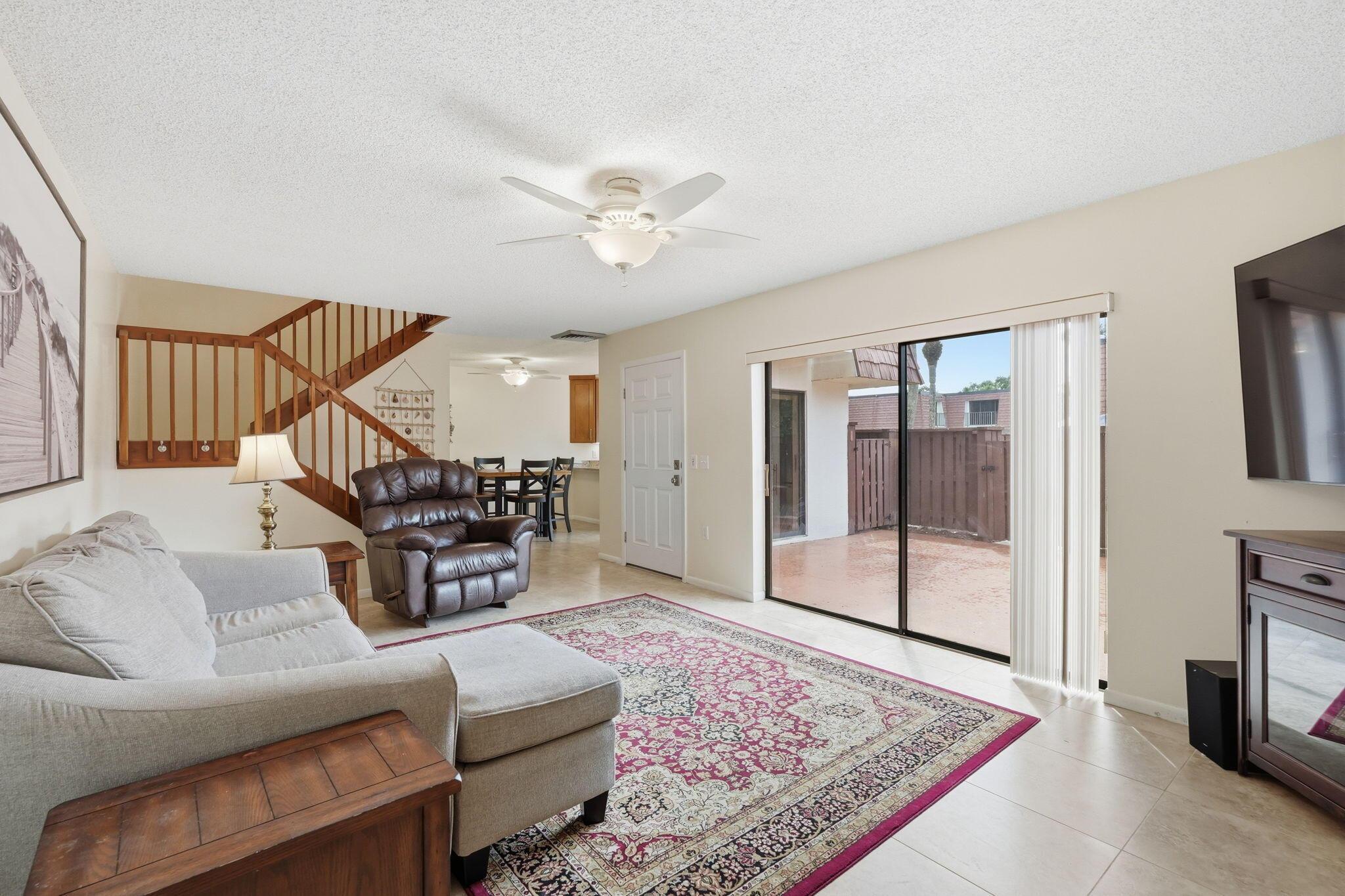 Image 4: Living Room