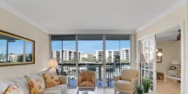 Image 4: Living Room