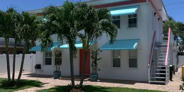 126 N Palmway