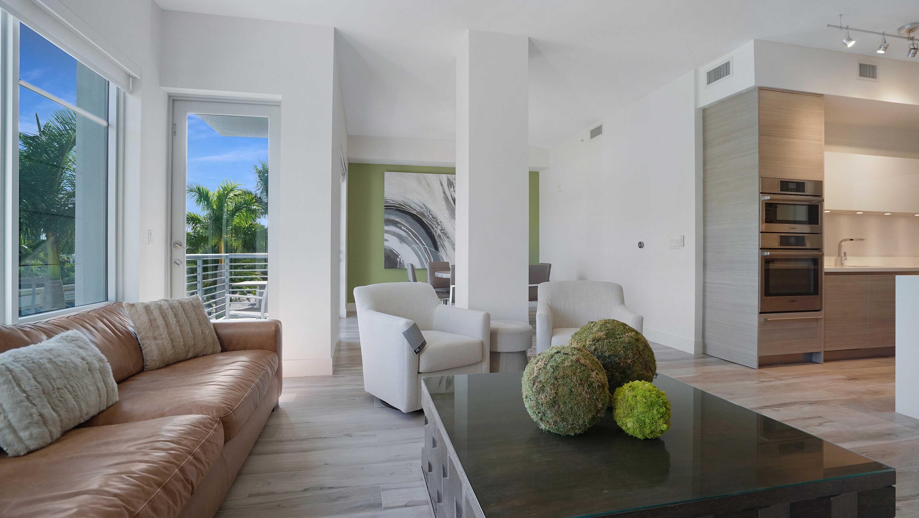 Image 2: Open living area overlooking the resort-style pool