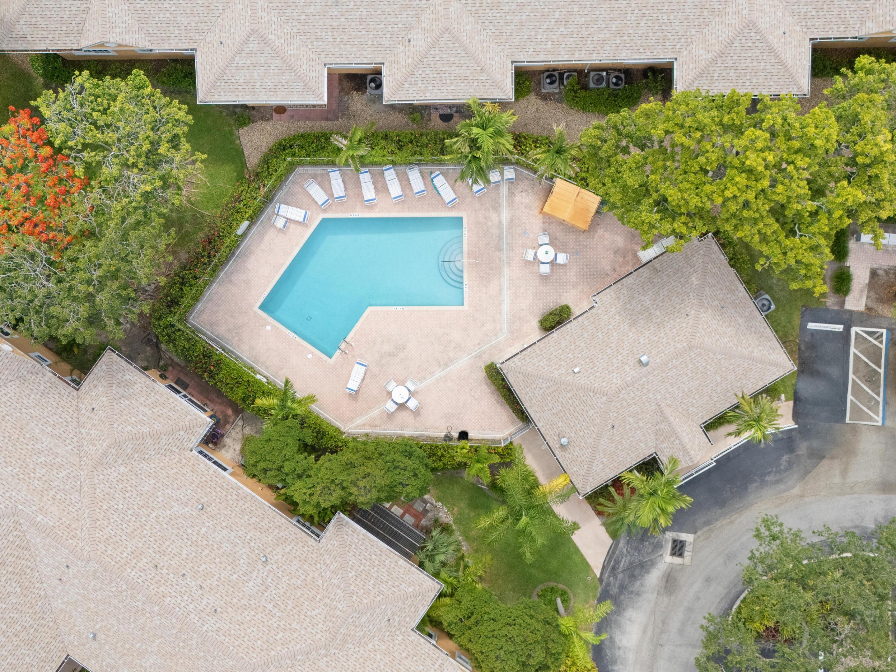 Image 2: Pool and clubhouse
