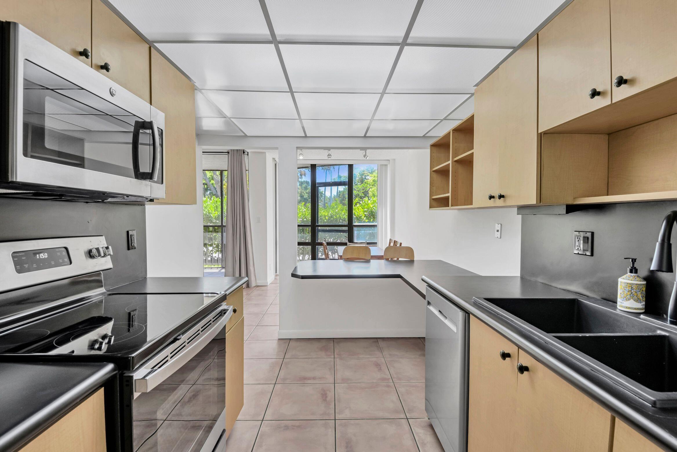 Image 3: 799 Jeffery St 105 pic 14
