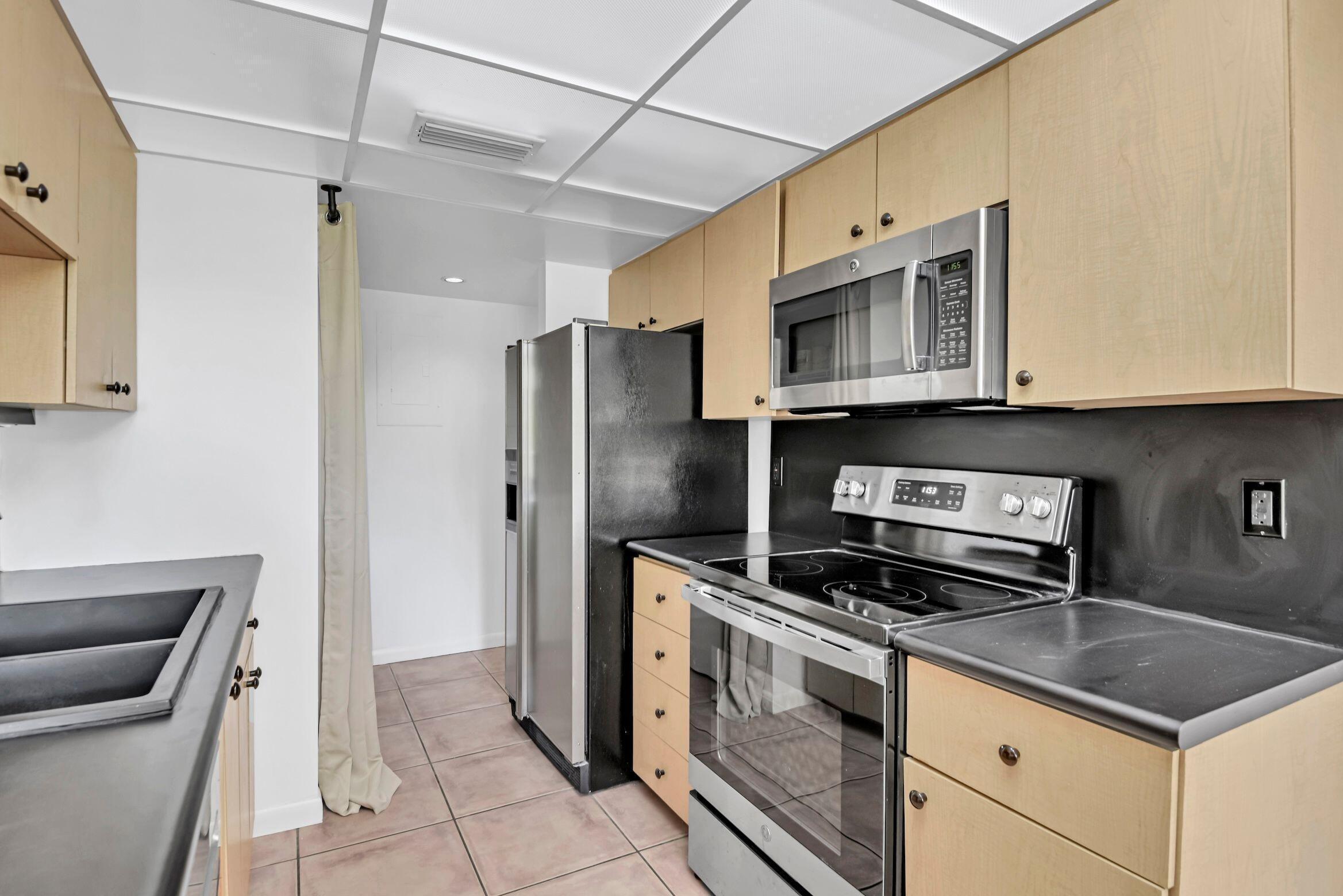 Image 4: 799 Jeffery St 105 pic 15