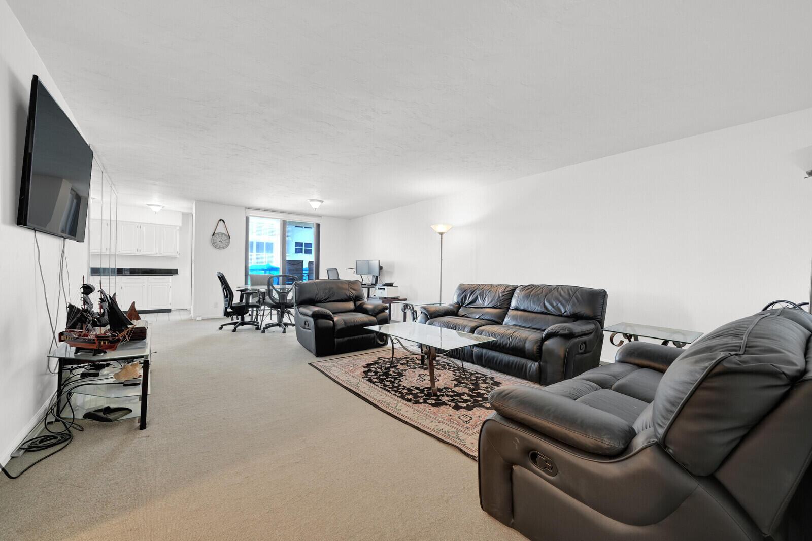 Image 3: Living Room