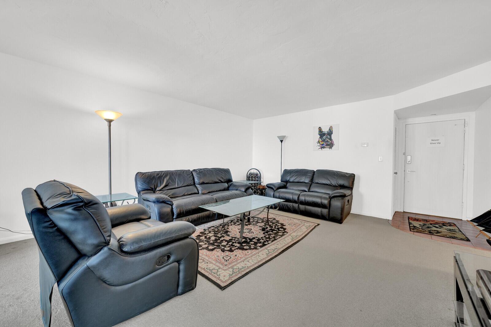 Image 4: Living Room