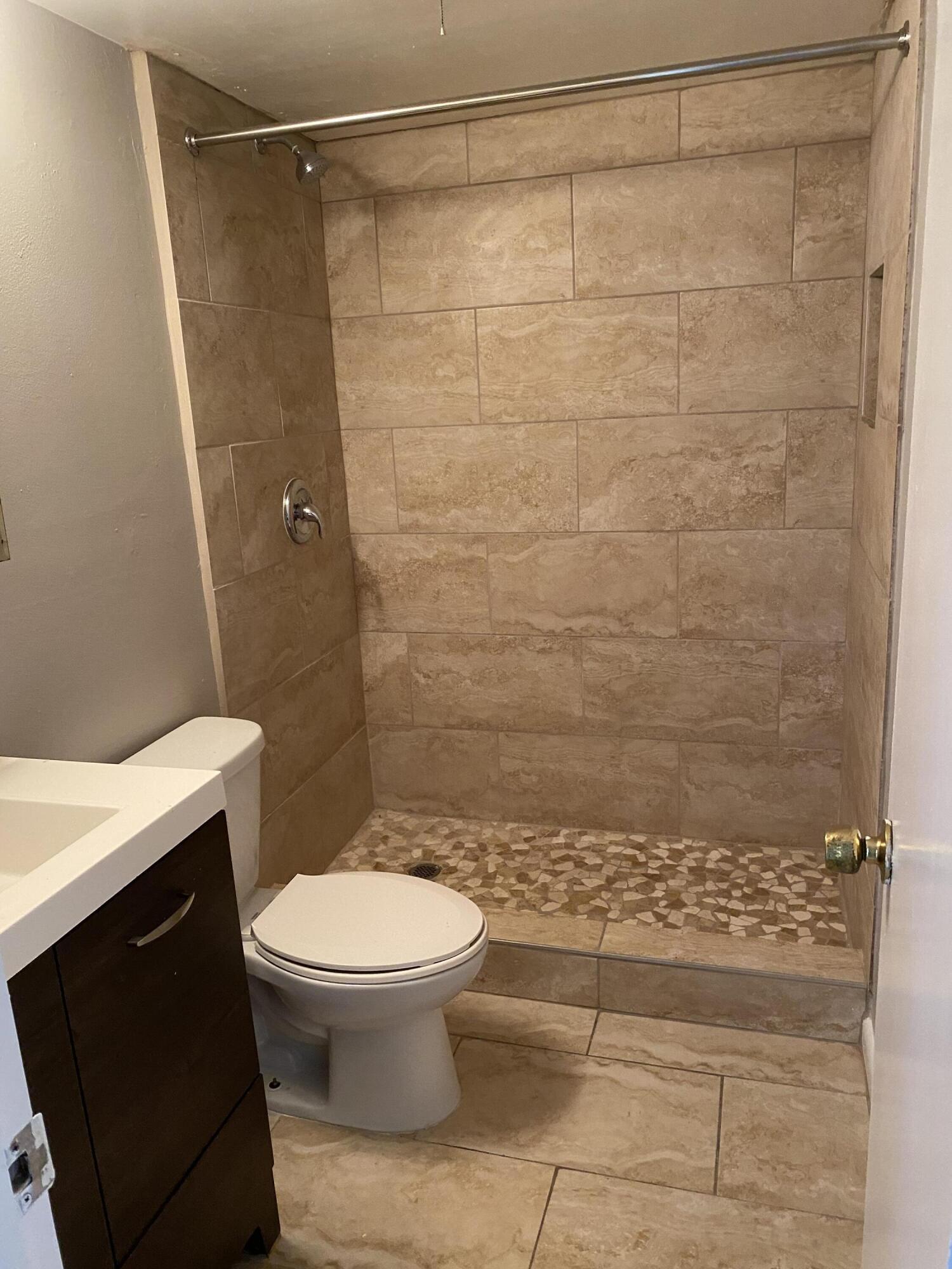 Image 3: Wilma guest bath