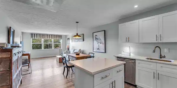 1502 S Lakeside Dr
