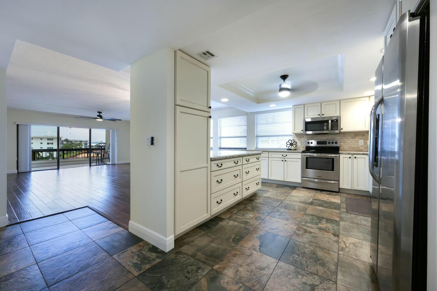 Image 3: Foyer & kitchen