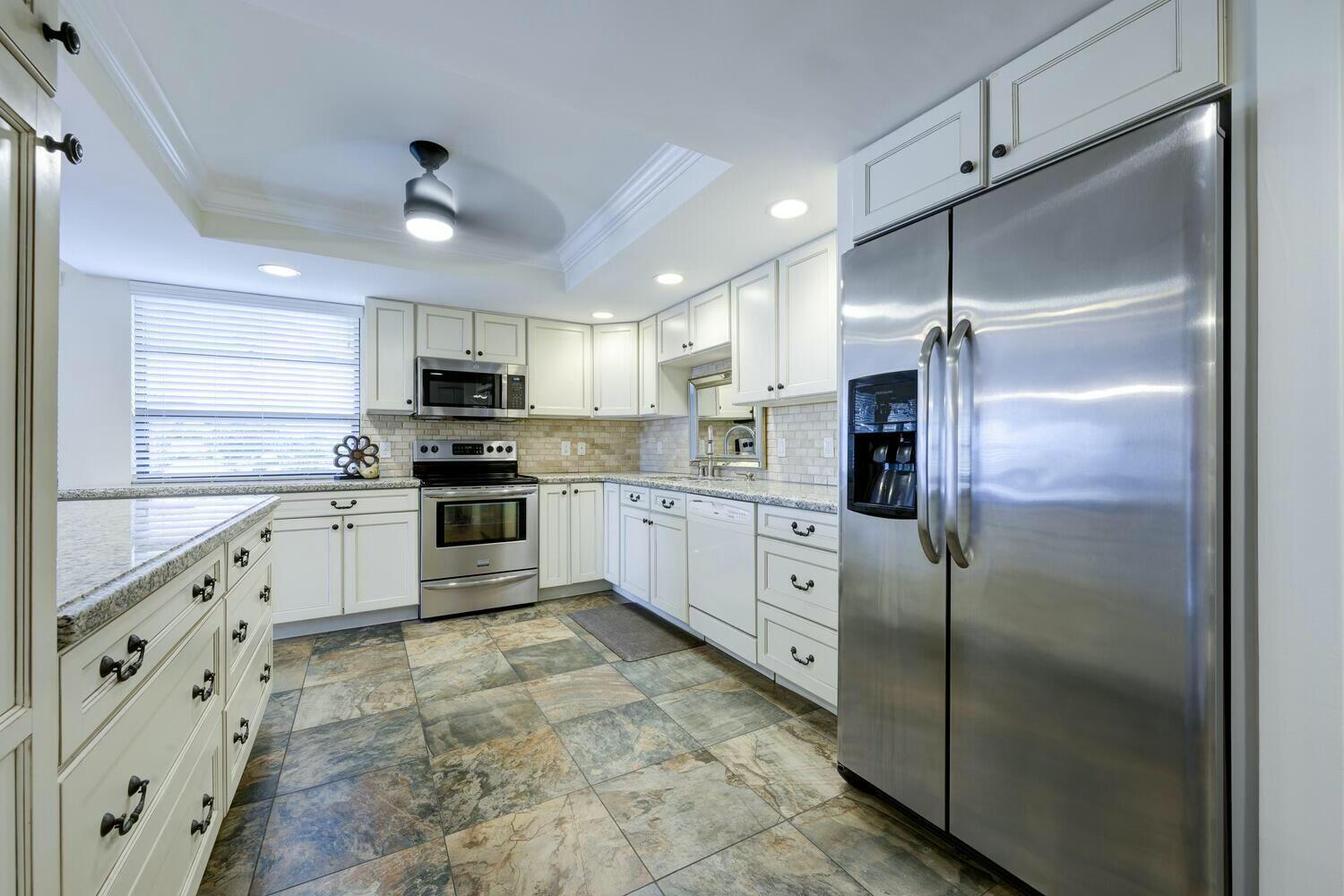 Image 4: Kitchen from foyer