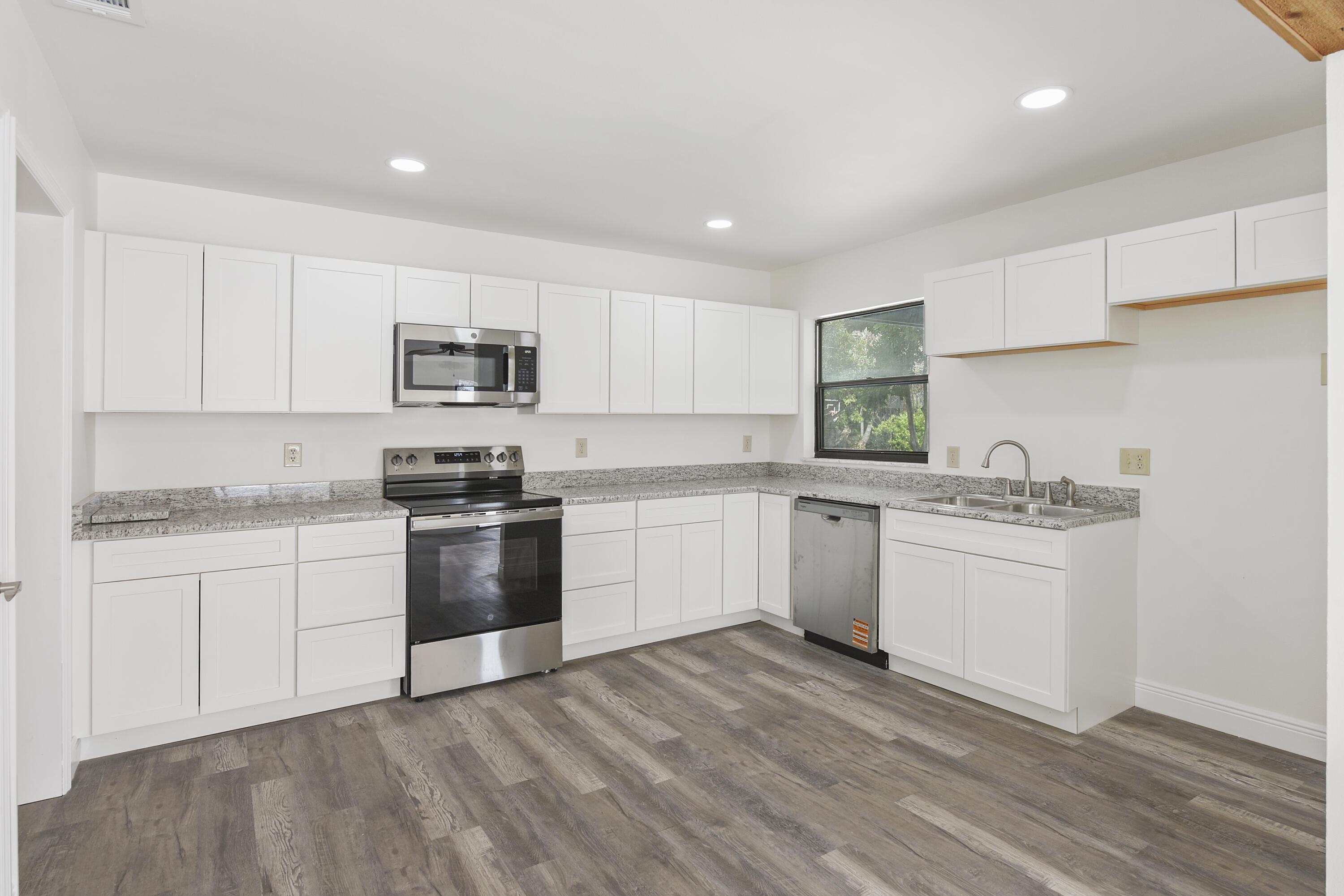Image 2: Vinyl flooring 2024