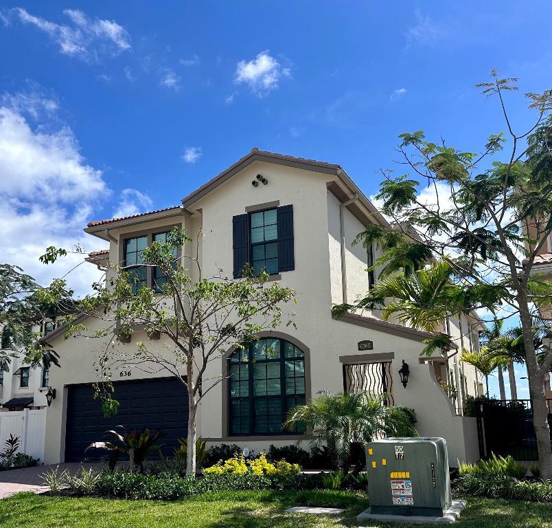 Image 2: 636 Windward Cir S