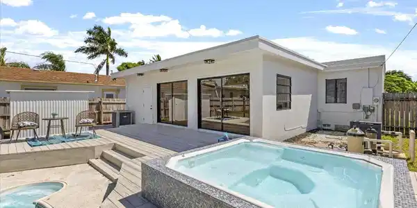 1227 N Ocean Breeze
