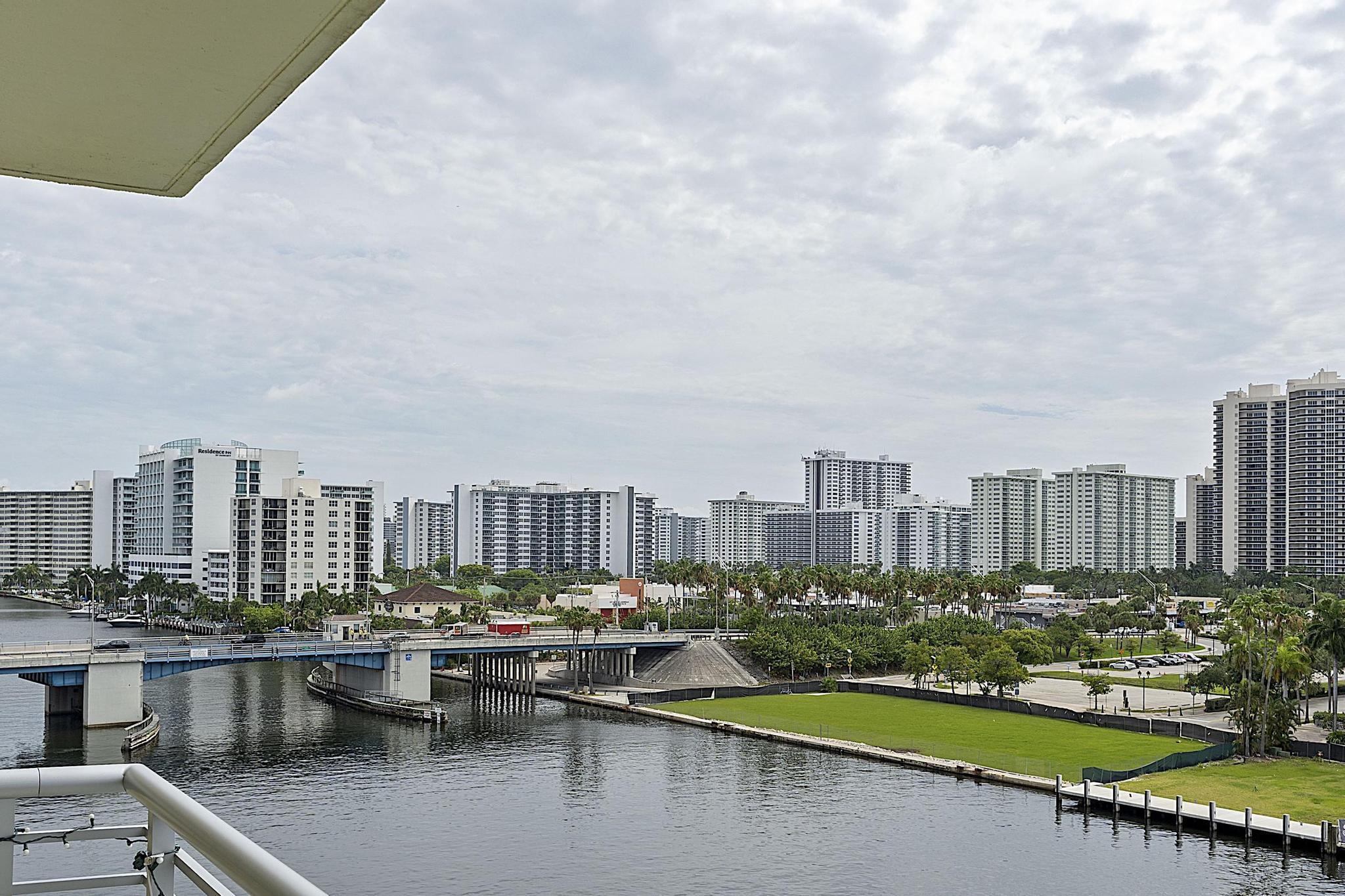 Image 2: 2900 NE 30th St - # 8J - 146