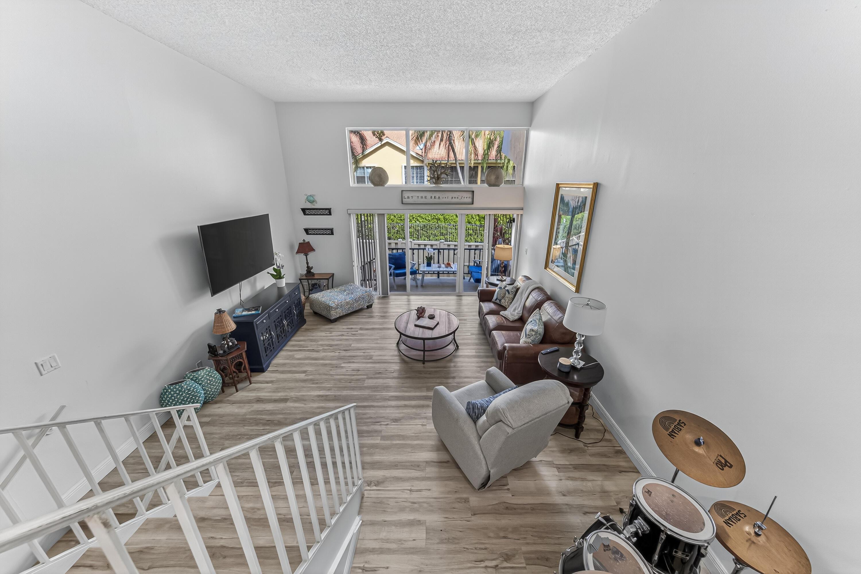 Image 4: livingroom view