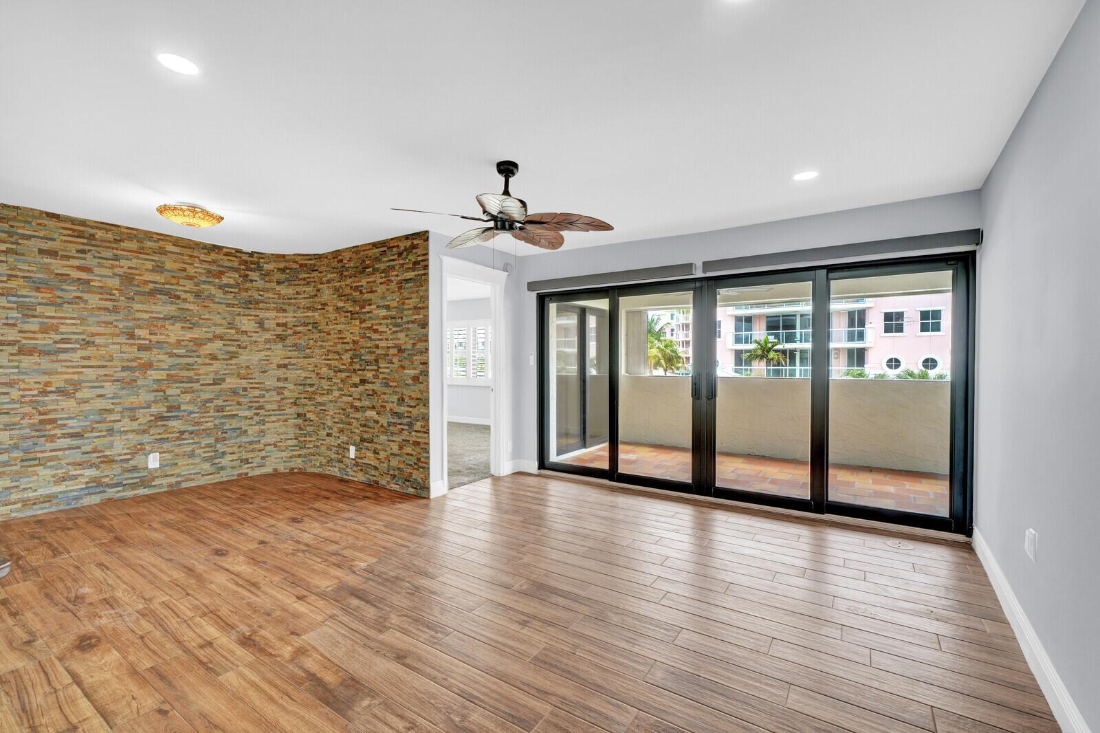 Image 4: Living Room