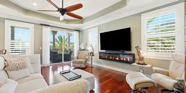 Image 2: spacious living room