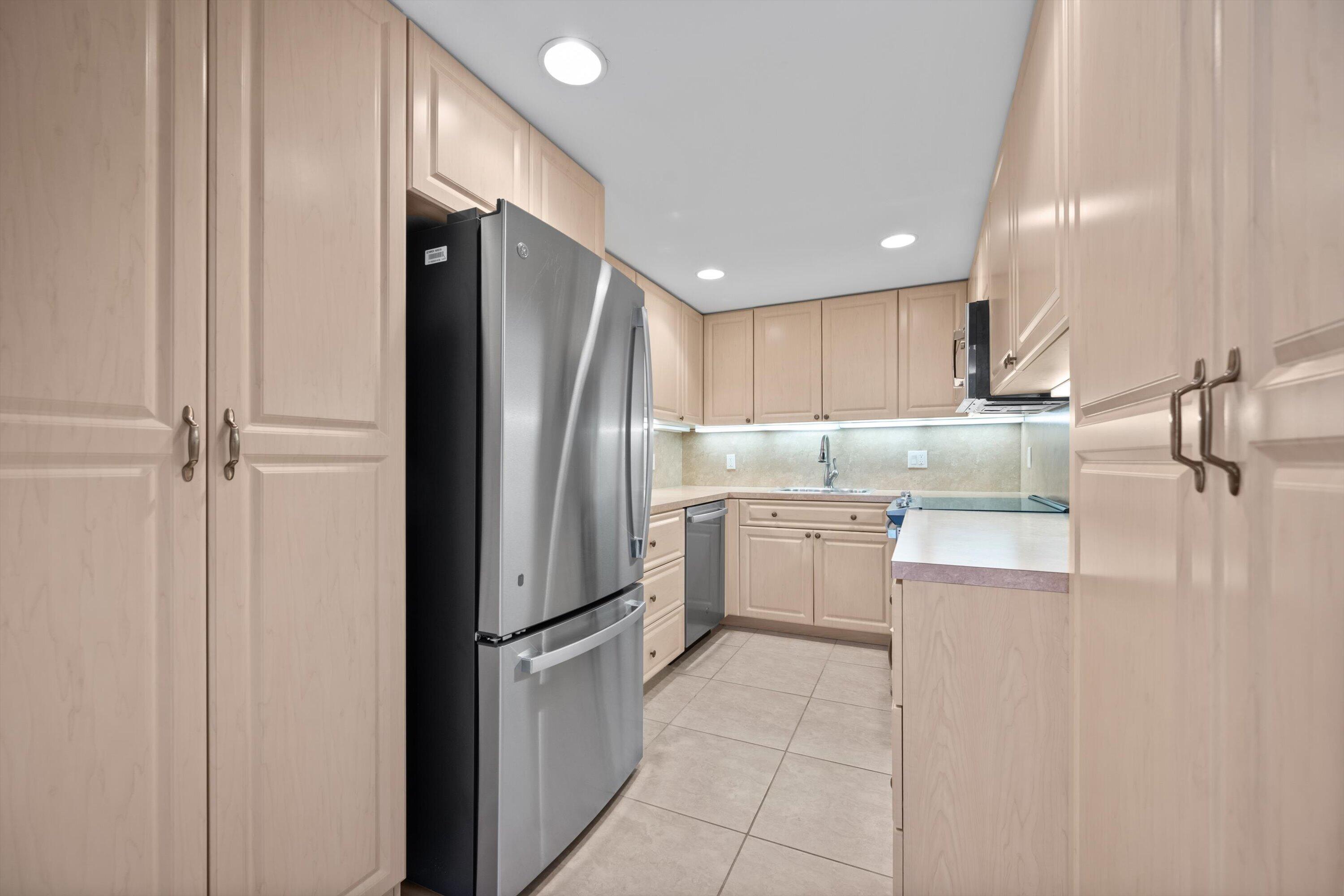 Image 4: Kitchen