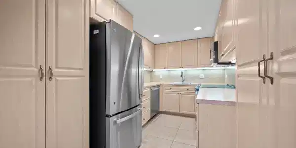 Image 4: Kitchen
