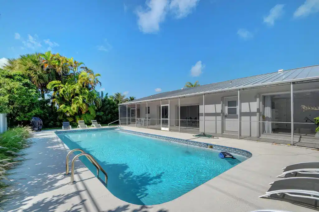 Image 1: Pool