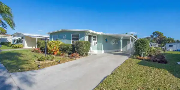 Image 3: Driveway-Carport
