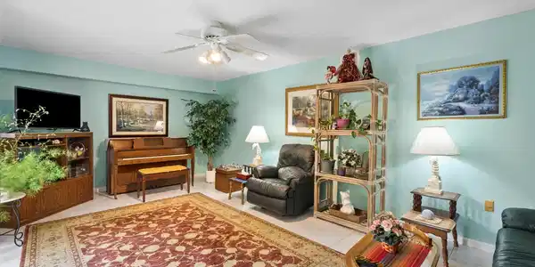 Image 3: Living Room
