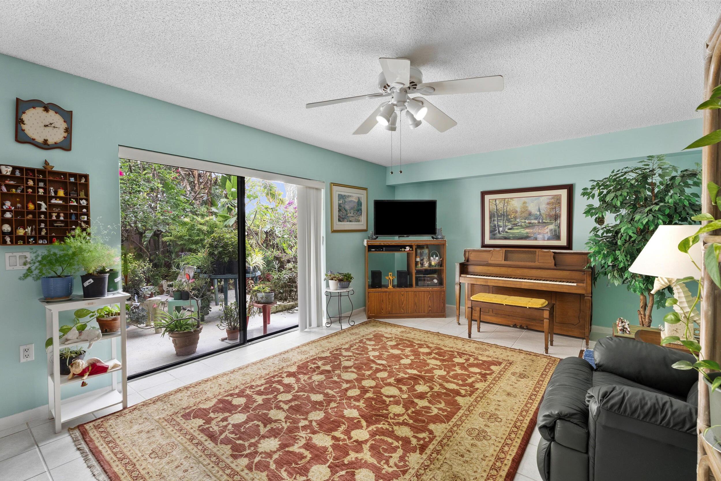 Image 4: Living Room