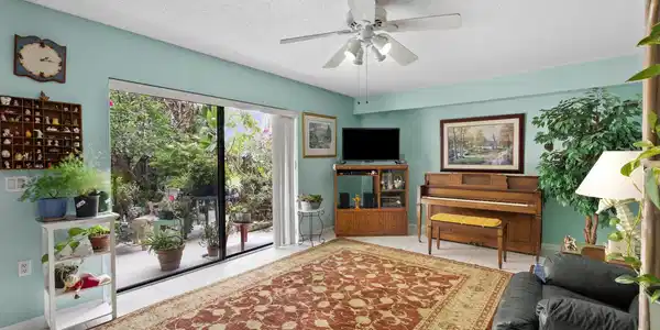 Image 4: Living Room
