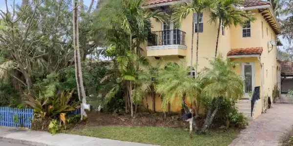 218 N Palmway