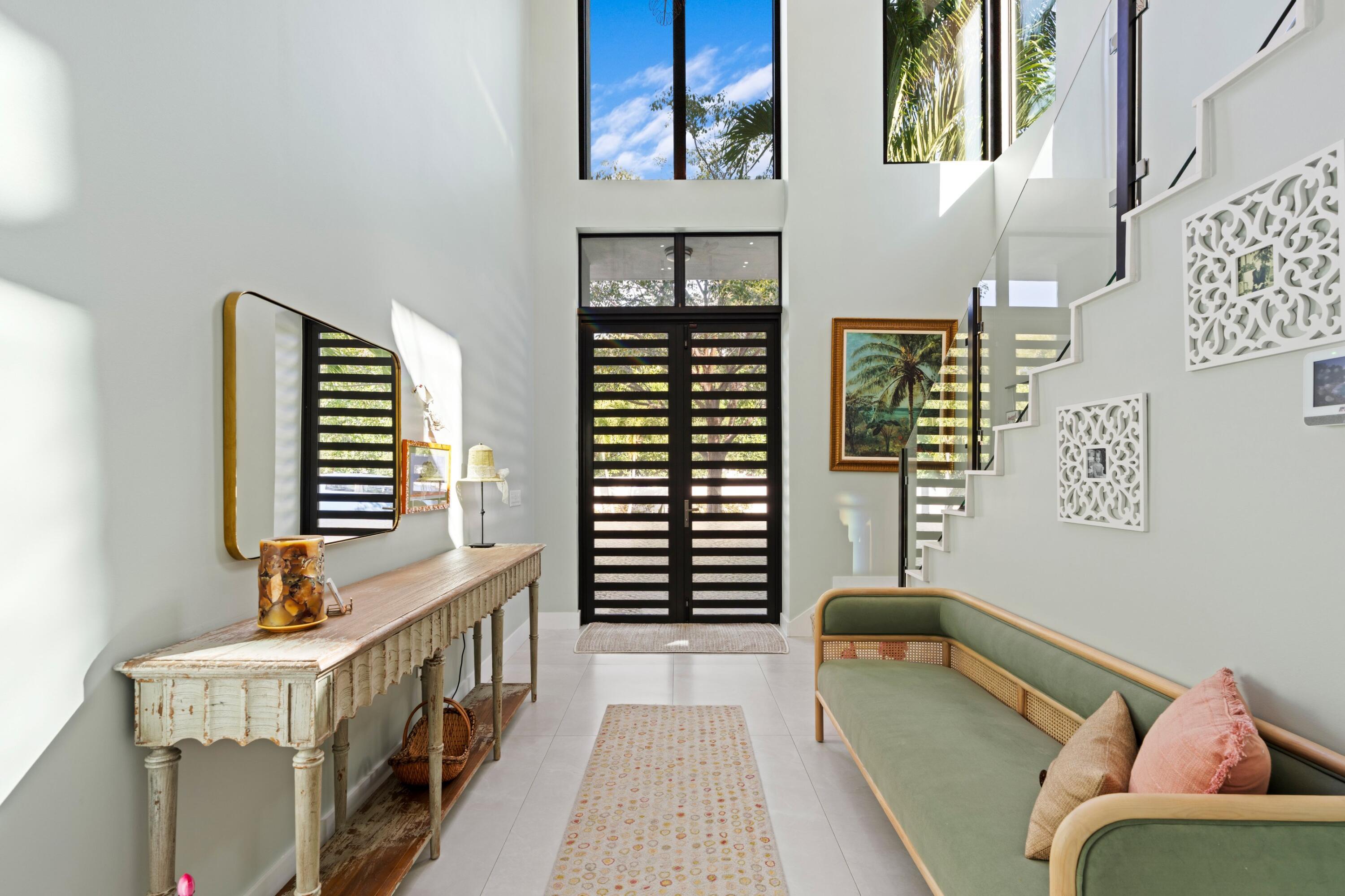 Image 4: Foyer