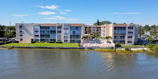 1516 S Lakeside Drive