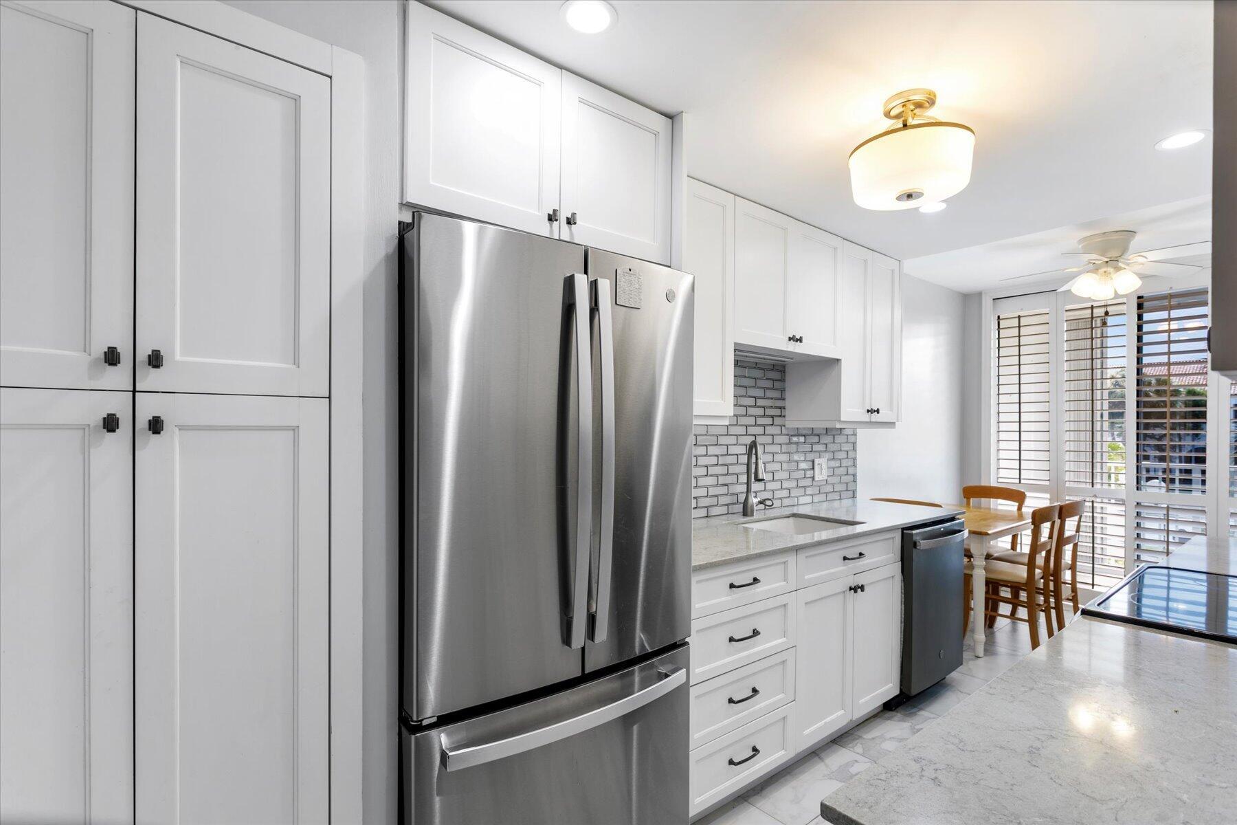 Image 4: Kitchen