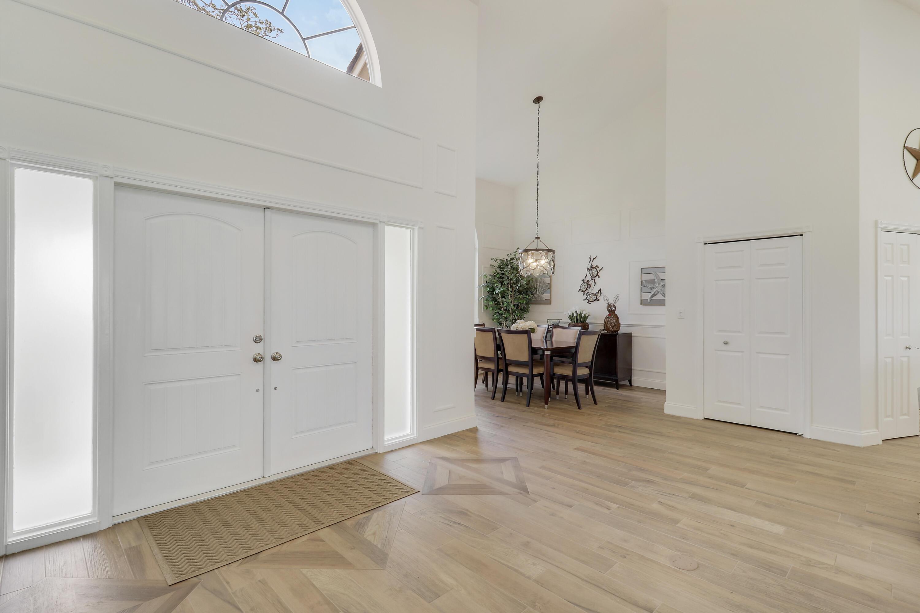 Image 4: Front Entrance