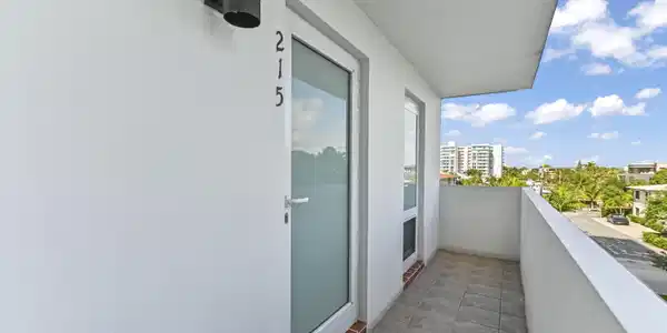 Image 4: 01 Entry 02
